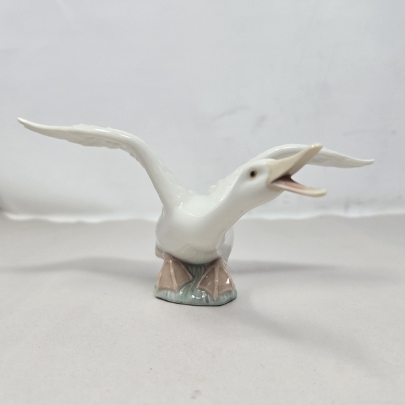 Llardo Porcelain Goose-Duck Taking Flight Glazed White Open Beek Decorative - Picture 2 of 11